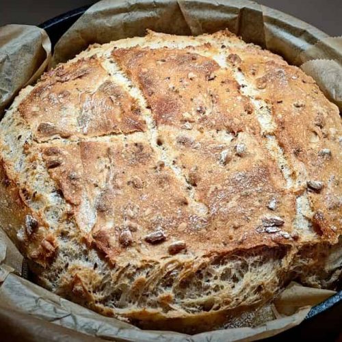 Rustikales Bauernbrot aus dem Gusstopf