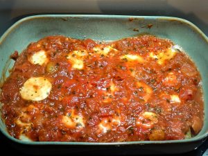 Tomatensoße auf Mozzarella, Parmesan & Auberginen