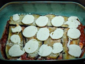 Parmesan & Mozzarella auf Auberginen & Tomatensoße