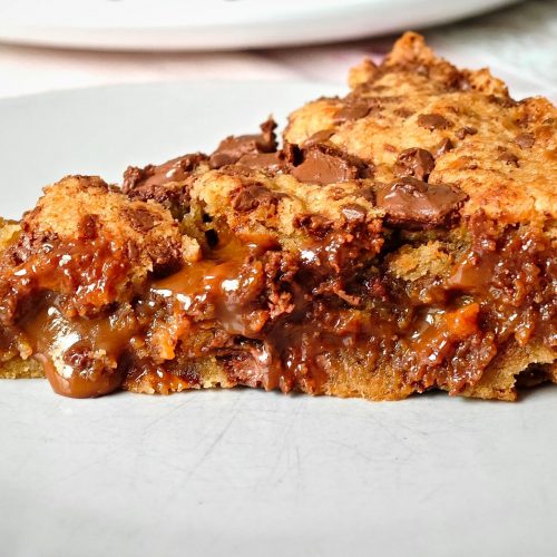 Ein Stück Chocolate Chip Cookie Karamell Kuchen