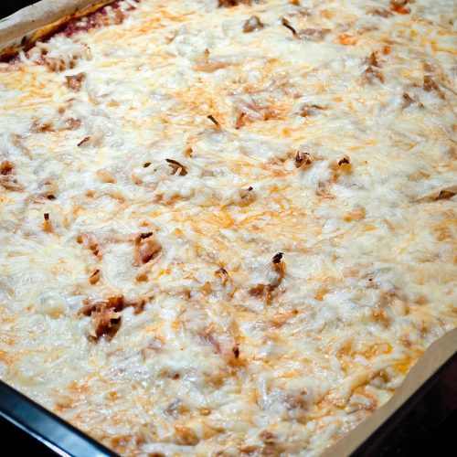 wp 1721929762272983083262243146950 Low Carb Pizza mit Blumenkohl als Boden, belegt mit Thunfisch